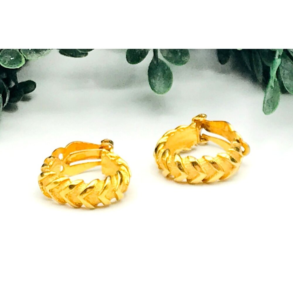 Gold-Tone Chevron Pattern Clip-On Hoop Earrings For Women